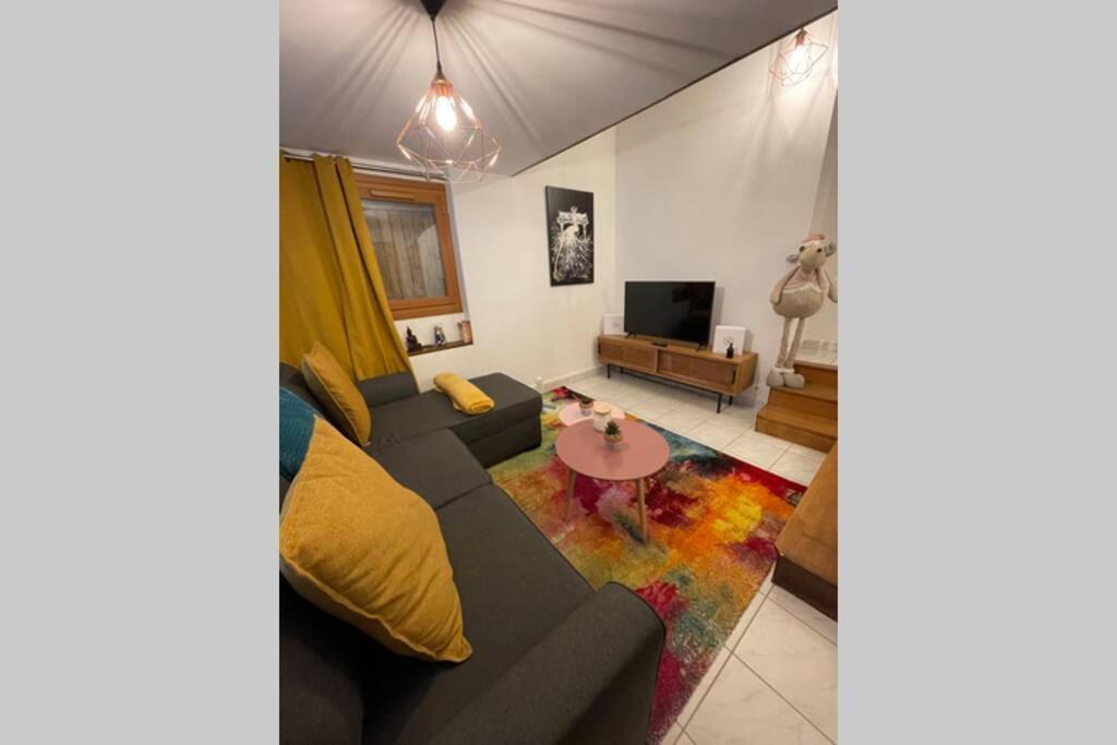Appartement «La Vie Est Belle» Au Coeur De Sézanne エクステリア 写真